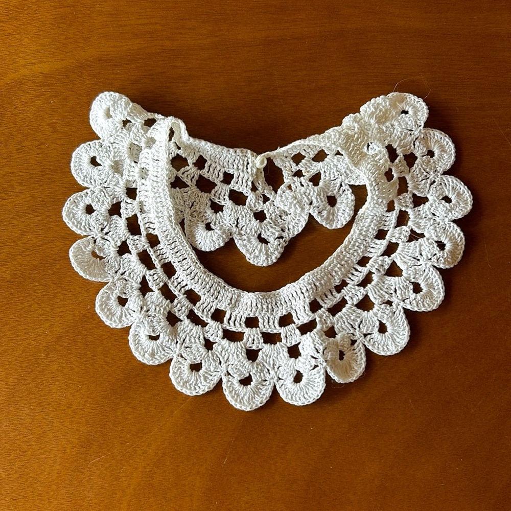 Knitted lace collar
